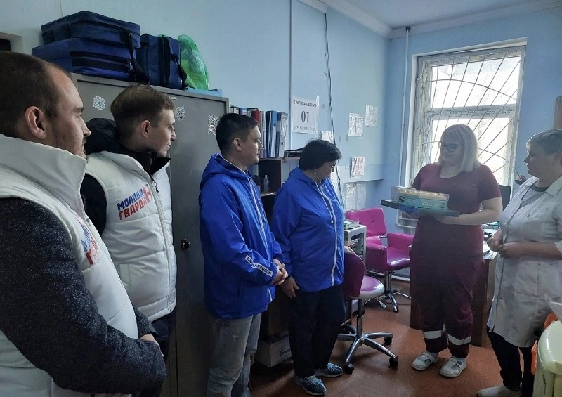 С профессиональным праздником.