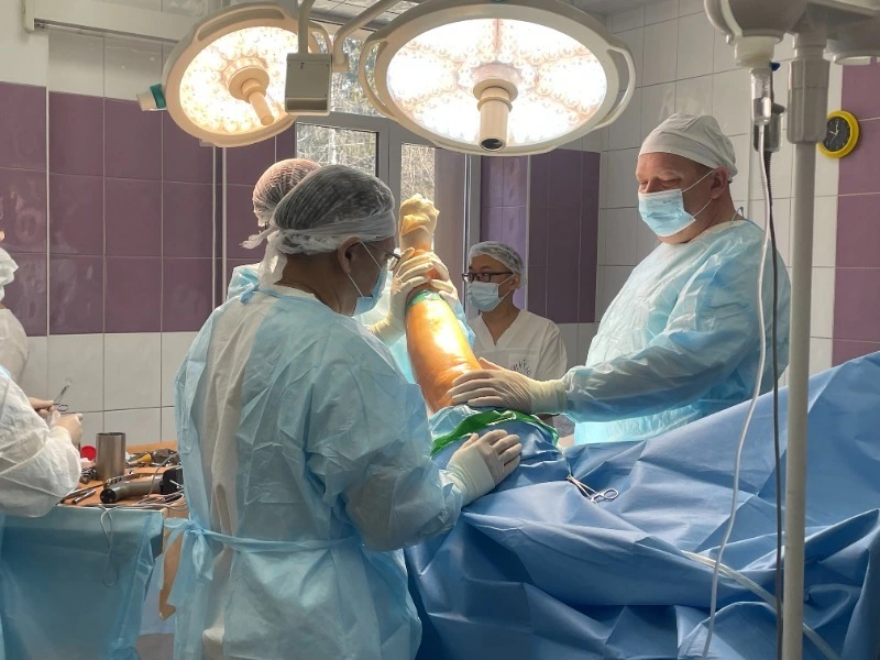 Островные травматологи-ортопеды овладевают новыми методиками