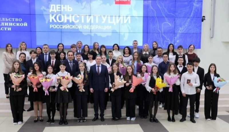 В День Конституции юным жителям области вручили паспорта 