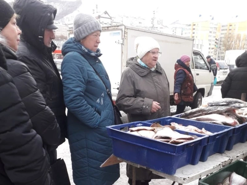Почти 450 тонн свежевыловленной рыбы по сниженным ценам продали сахалинцам и курильча