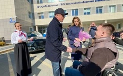 Сахалинским ветеранам спецоперации губернатор вручил ключи от автомобилей с ручным управлением