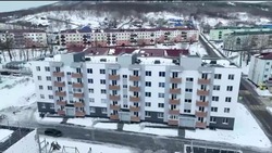 Дом на 65 квартир для переселенцев из аварийного жилья сдадут в Макарове в июне 2024 года
