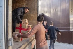 Для участников СВО отправили с Сахалина более 10 тонн личных посылок