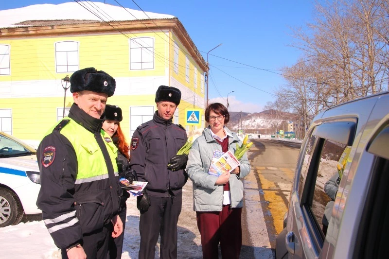 Сотрудники Госавтоинспекции поздравили автоледи 