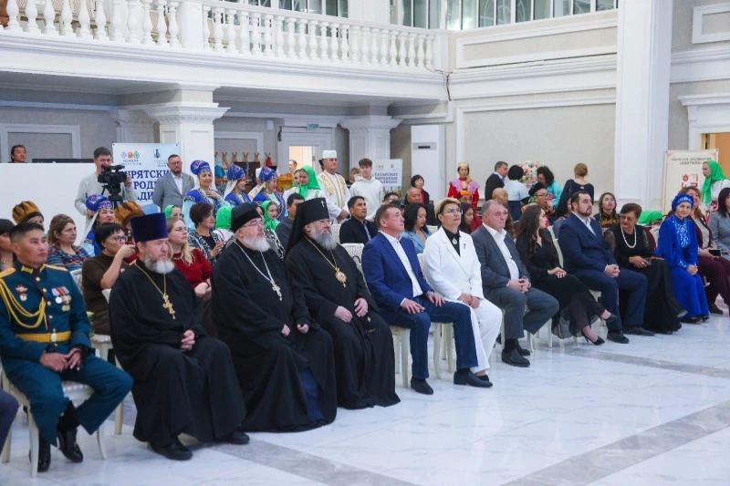 Валерий Лимаренко наградил представителей «Ассамблеи народов России»