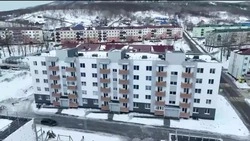Дом на 65 квартир для переселенцев из аварийного жилья сдадут в Макарове в июне 2024 года