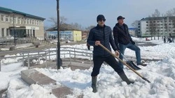 Члены макаровского избиркома с лопатами вышли на субботник