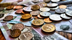Новые законы февраля 2024: кому доверят гостайны, а кому повысят выплаты